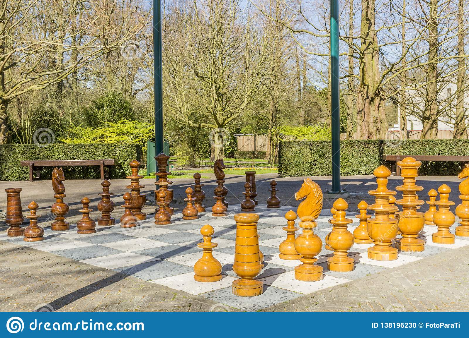 Pieces-yellow-brown-keukenhof-park-giant-chess-its-board-spcs.social.jpg