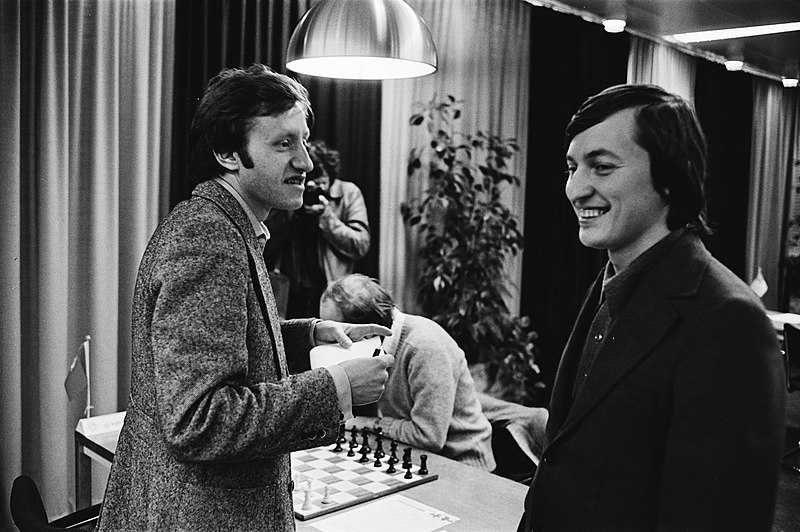 800px-Oleg_Romanishin_(l)_in_gesprek_met_Karpov,_Bestanddeelnr_930-5366.jpg