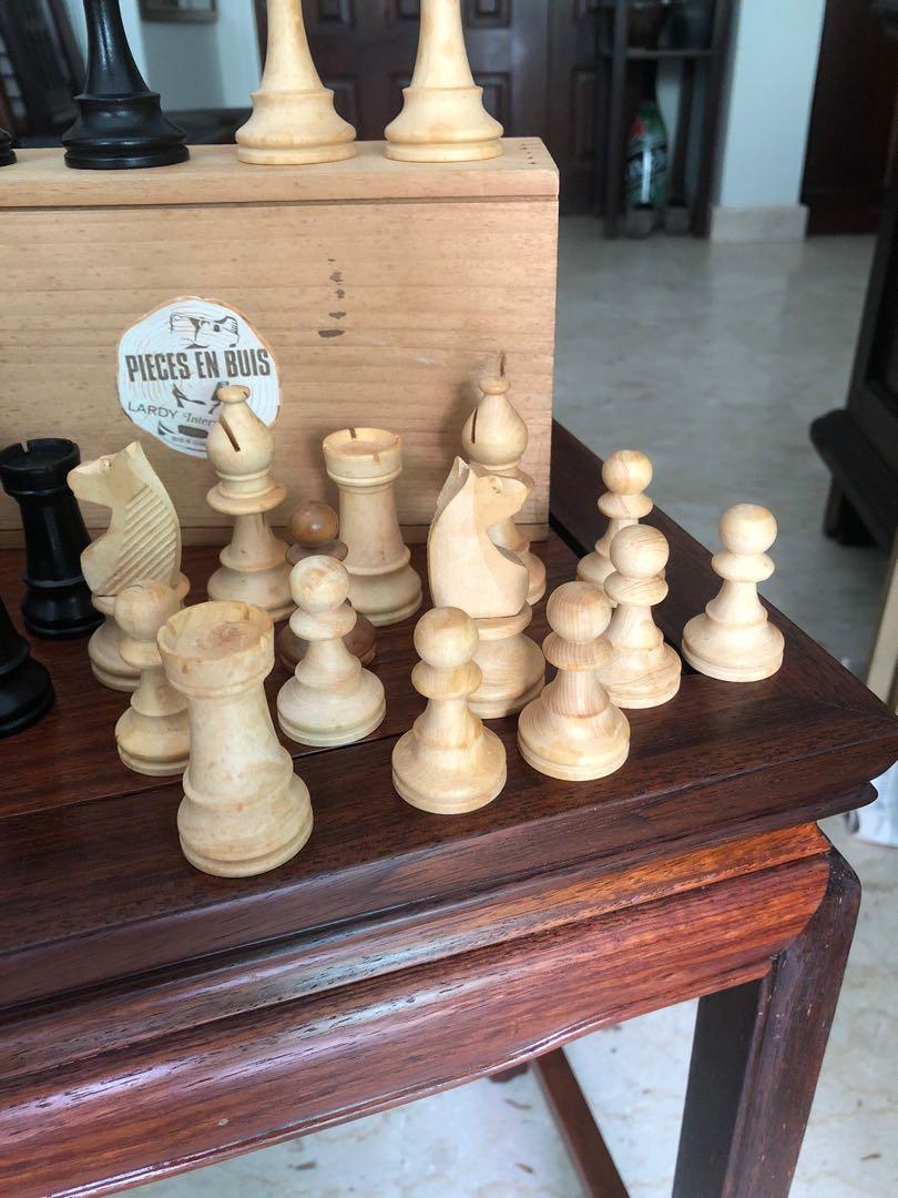 21-08-20-vintage_lardy_french_chess_set_1623217046_69999069_progressive.jpg