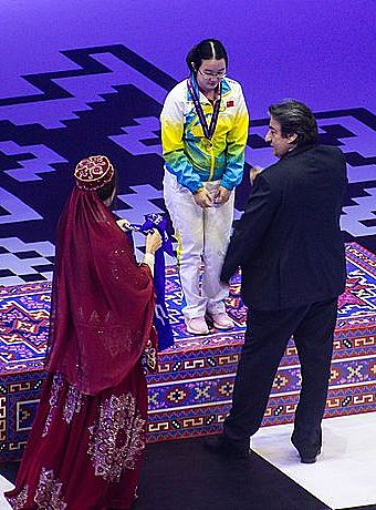 Tan_Zhongyi_receives_her_medal_(29774252366).jpg