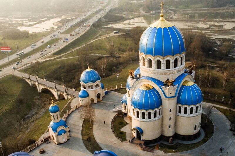 Храм в орехово южное. Храм Живоначальной Троицы в Орехово-Борисово. Храм Живоначальной Троицы в Борисово. Храм Троицы в Орехове-Борисове. Храм 1000 летия крещения Руси на Борисовских прудах.