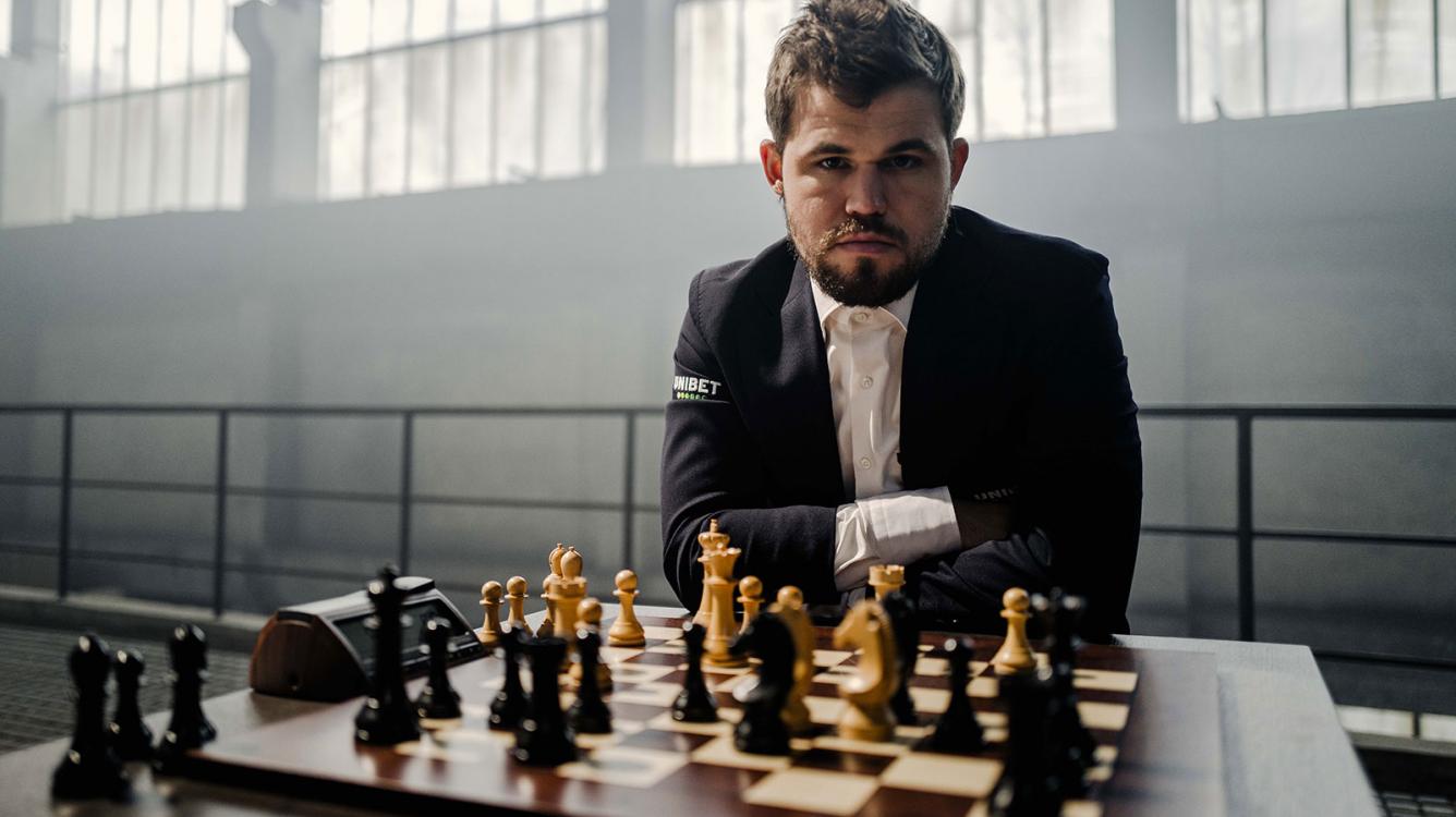 Carlsen chess. Магнус Карлсен шахматы. Магнус Карлсен шахматист. Гроссмейстер Магнус Карлсен.